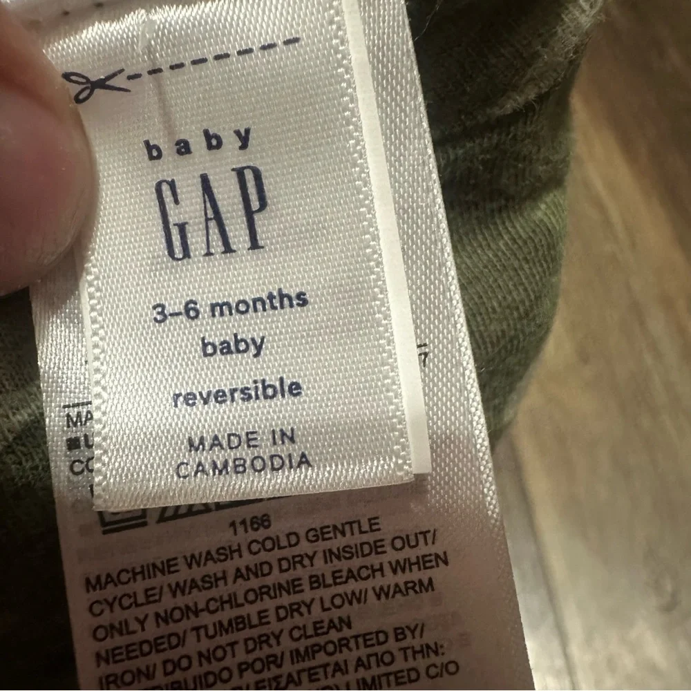 baby GAP green & camo reversible bucket hat boys 3-6 mo chin strap summer